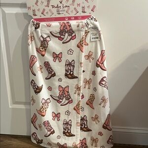 TRULY White Spa Wrap with Pink and Brown Boot & Bow Print